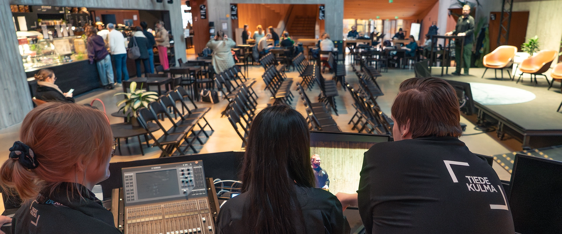 Featured image for “Tiedekulman studiomestarit perehdyttävät hosteja esitystekniikkaan”